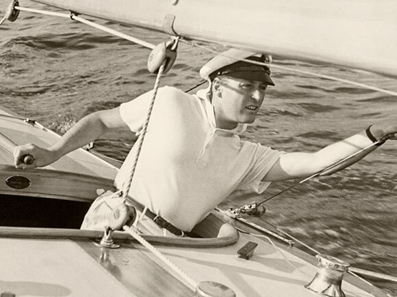 Kronprins Olav seiler (1936). Foto: A.B. Wilse, De kongelige samlinger